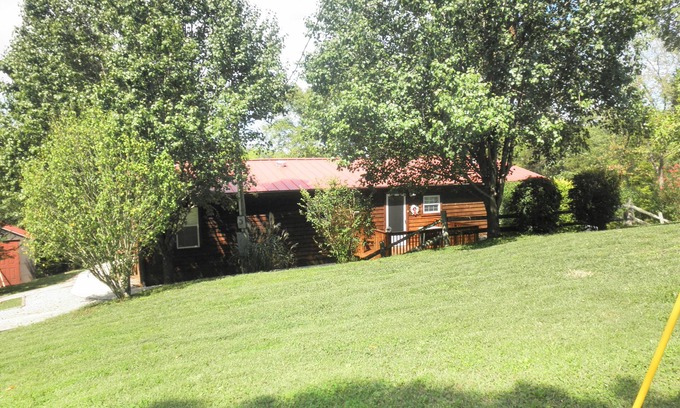 Tateville House | Overlooking Lake and Island. Just Minutes to Burnside Island Ramp.