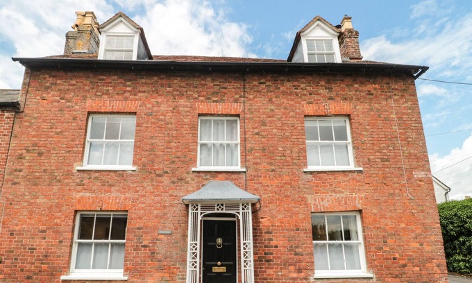 Sturminster Newton Cottage | OVERTON COTTAGE, pet friendly, with open fire in Sturminster Newton