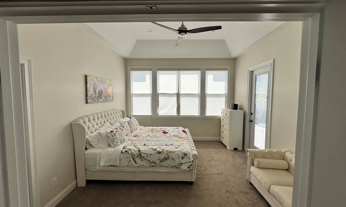 De Mossville House | Owl's Nest Retreat: Sleeps 20, Near Ark Encounter and Bourbon Trail