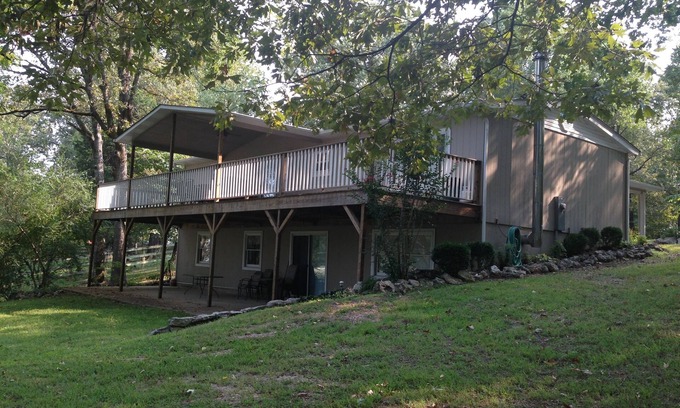 Mountain Home Cabin | OZARK GETAWAY-Mtn. Home AR Cabin-Sleeps10. 2K,2Q,2T, 3 Baths, HS Internet/WiFi