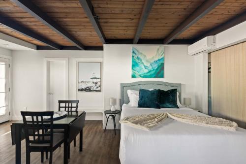 North Pacific Beach Apartment | Pacific Beach Studio Short Walk to Ocean