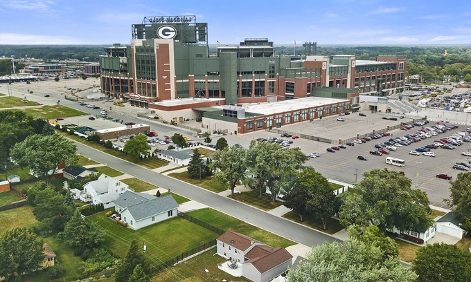 Ashwaubenon House | Pack Shack #3 in the Shadows of Lambeau Field! Feel like you're at the stadium!