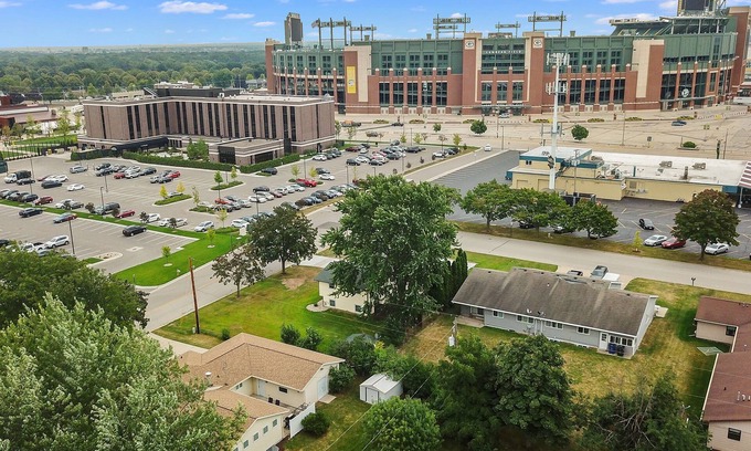 Ashwaubenon House | Pack Shack 4 in the Shadows of Lambeau Field. Feel like you're at the Stadium!