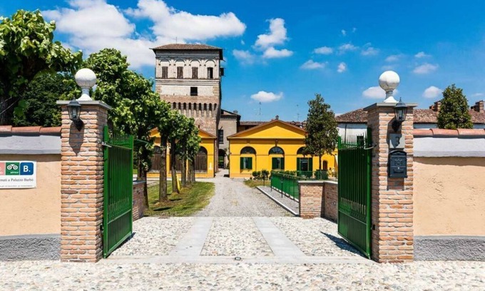 Torre Pallavicina House | Palazzo Barbò Comfortable holiday residence