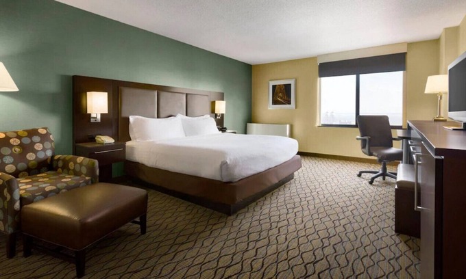 Downtown - Waterfront House | Pamper Yourself in a Luxurious Escape! W/ WiFi