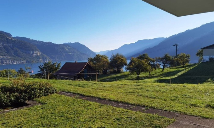 Krattigen Bed & Breakfast | Panoramic room overlooking Lake Thun