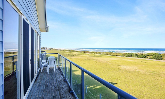 Middleton House | Panoramic Surf Coast Views - Nothing but Lawn to the Ocean