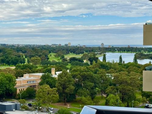 South Melbourne Apartment | Panoramic View - Albert Park Lake & Shrine Views