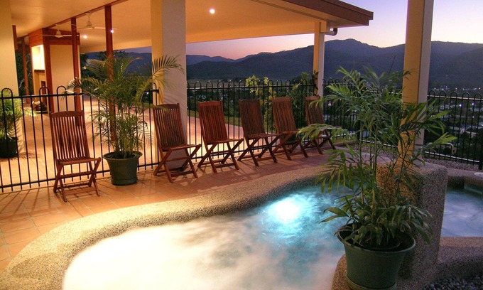 Atherton Ski Chalet | Panoramic views set on the highest point of town.