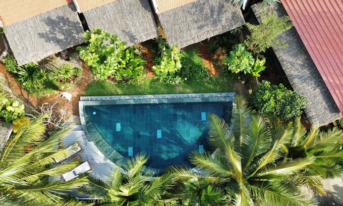 Cam An Villa | Pao Homes - Beach Stone Villa 4BR with Salt water Pool- 1’ to the sea