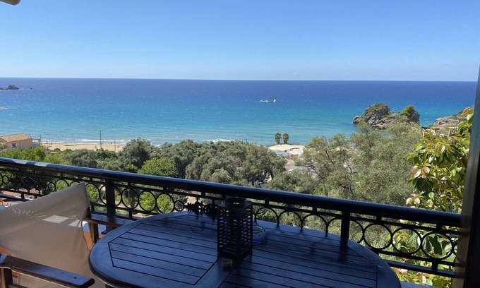 Sinarades Apartment | Papadatos Family Apt With Amazing View - 5mins from the beach on foot.