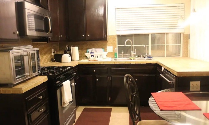 Midway House | Paraiso 5 has a beautiful mountain view. Clean, safe, quiet with parking spots.