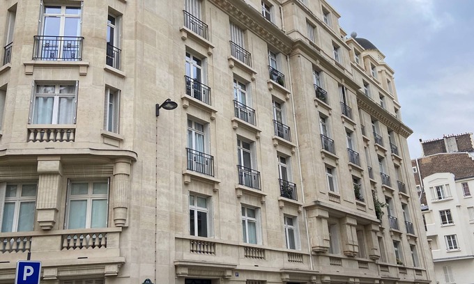 Quartier de l'Ecole-Militaire Apartment | Paris 7 è, 80 m2 very bright and residential in old building quality.