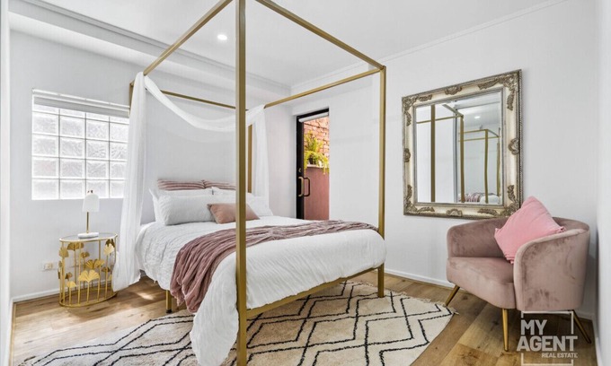 Chinatown Apartment | Paris End Chic - 2-bedroom apartment in Melbourne's Theatre District!