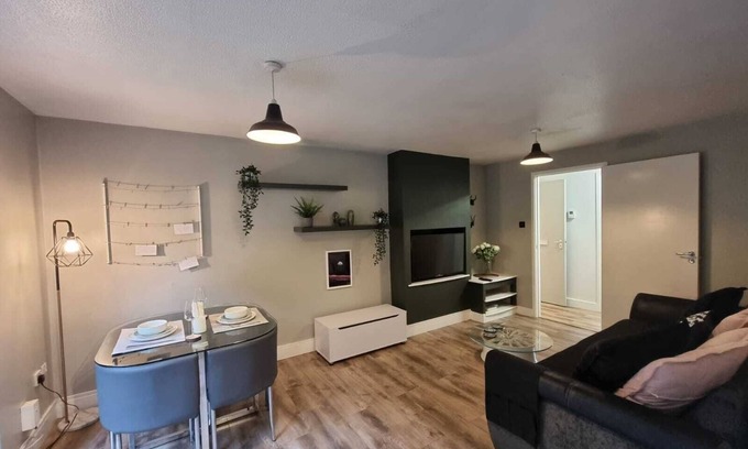 Salfords Apartment | Park View Garden Apt | Private Parking | Near ESH