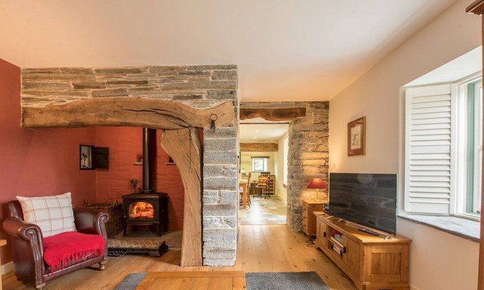Boncath House | Pass the Keys | Beautiful farmhouse - Sleeps 6 - Nr Cardigan