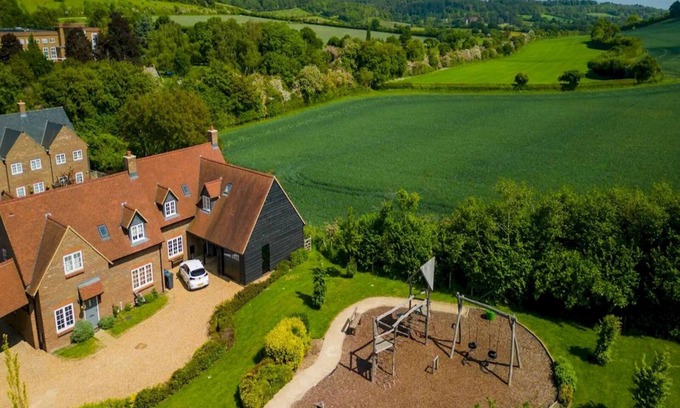 Saunderton House | Pass the Keys | Bright & Spacious Chilterns Hideaway