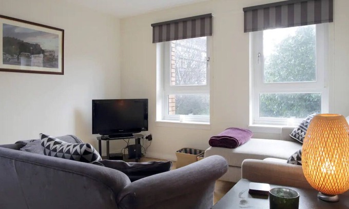 Restalrig Apartment | Pass the Keys | Cosy and Bright 2 Beds Flat with - Free Parking