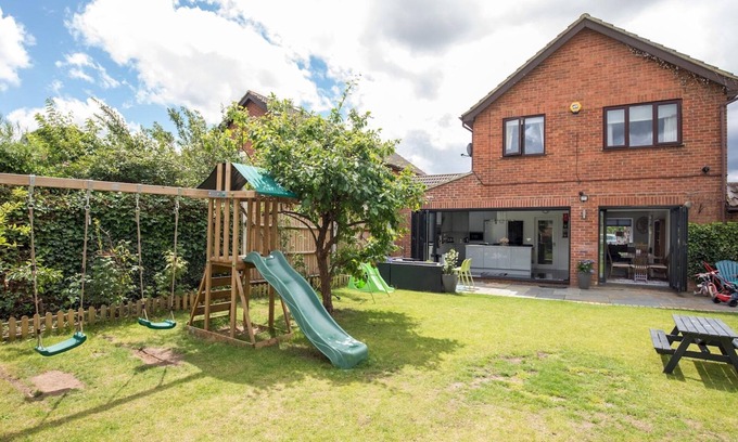 Old Windsor House | Pass the Keys | Gorgeous Family Home Near River Thames-Old Windsor
