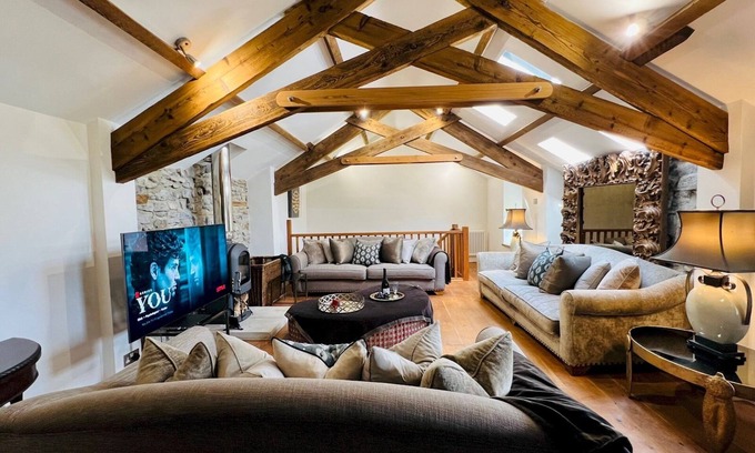 Castleton House | Pass the Keys | Stunning 3-Bed Cottage & Shepherd Hut with Peak Views