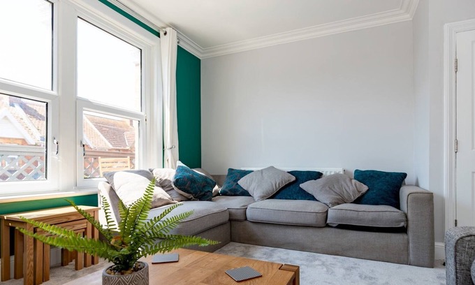Burnham-on-Sea Apartment | Pass the Keys | Stylish 2 Bed Flat near Beach M5