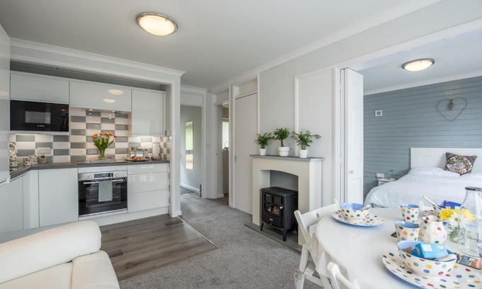 Pembroke House | Pass the Keys Vitamin Sea Sea views Free Wifi and Parking