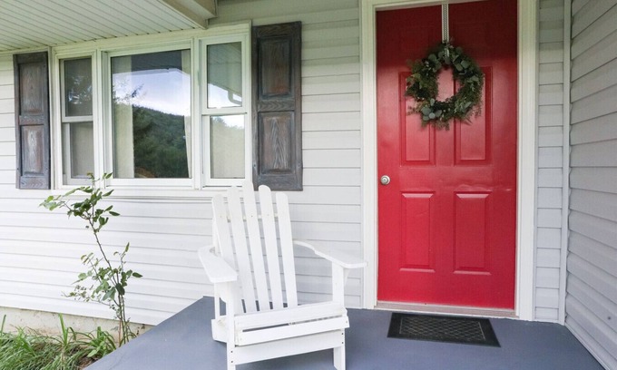 Burks Fork House | Peace and Pinecones Cottage by Buffalo Mountain Getaway