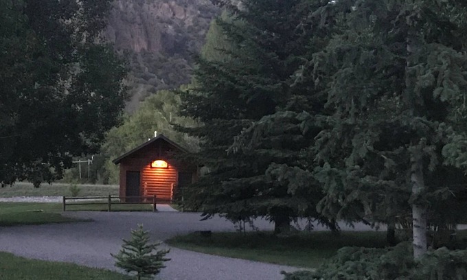 Rigby Cabin | Peaceful 1-bedroom log cabin “Bear” in Ririe