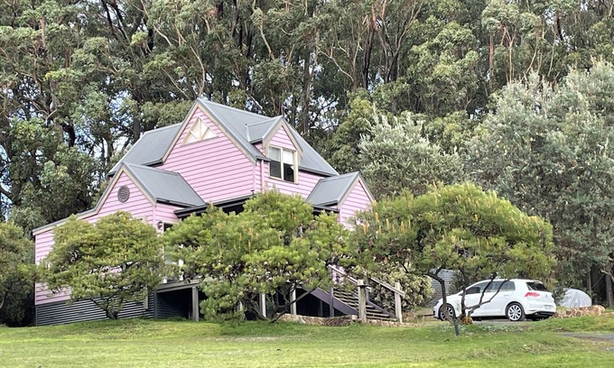 Hoddles Creek Cottage | Peaceful 40-acre Gembrook Farmstay & Sanctuary - Help feed rescue animals!