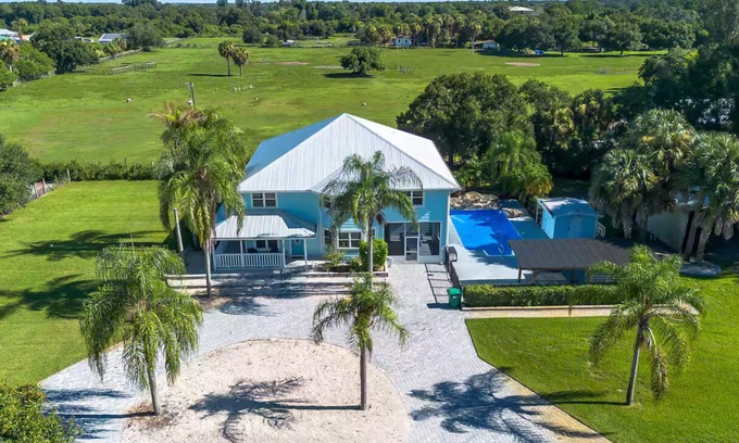 Okeechobee House | Peaceful 6BR Country Retreat-Bring Your Horses!