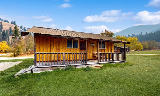 Sula Cabin | Peaceful cabin on acreage with a wood stove - near Bitterroot River
