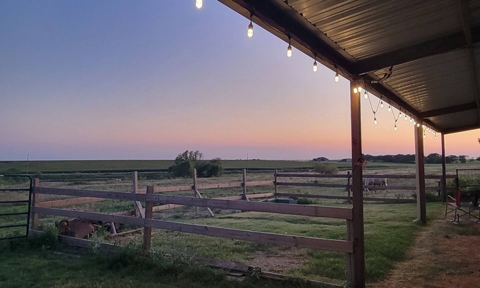 West Cabin | Peaceful country relaxing within 15 minutes of Waco and Magnolia.