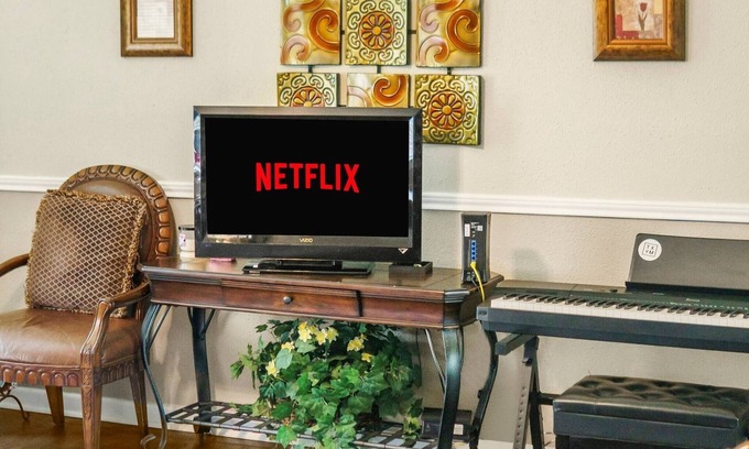 Groves House | Peaceful Cozy 2BR Home w/Parking & W/D Groves TX