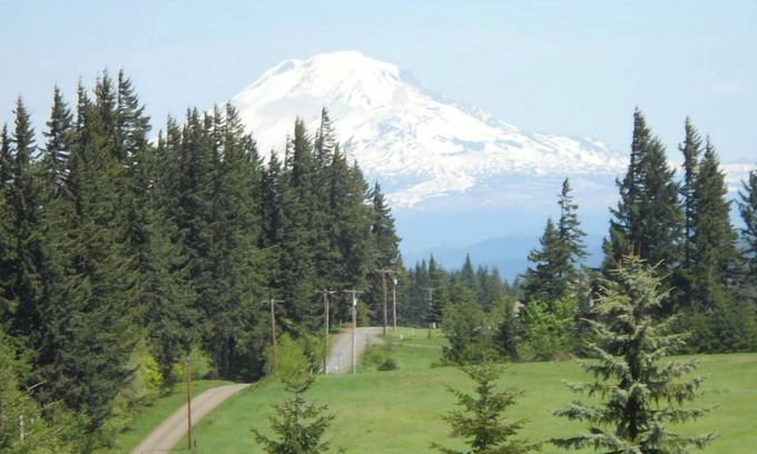 White Salmon House | Peaceful Getaway w/Stunning Views, Deck! Hike, Mtn Bike, min to river! Sleeps 5