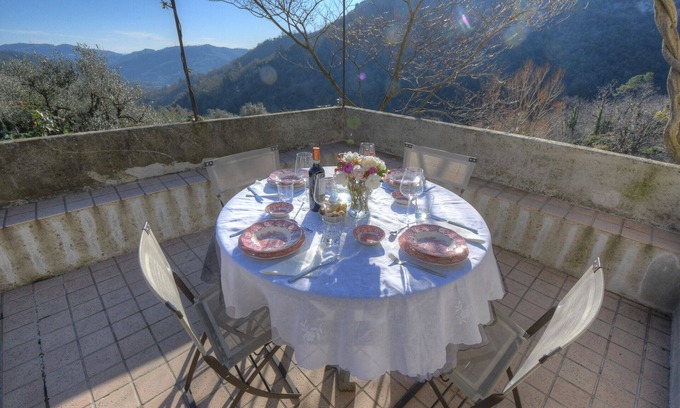 Calice Ligure Apartment | "Peaceful Holiday Home with Garden, Sea View and Historic Roses"