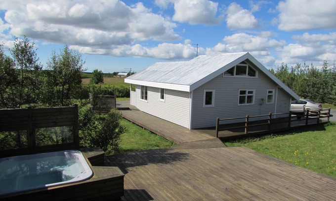 Rangarþing ytra Cottage | Peaceful in the heart of the south with a hot tub, sauna and wifi