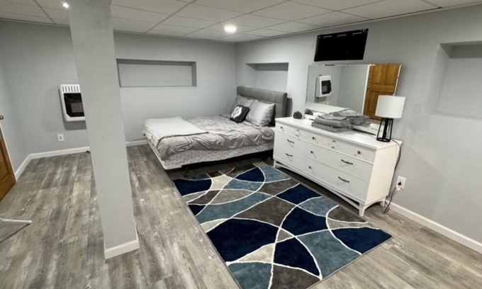 Buffalo House | Peaceful one bedroom in university district