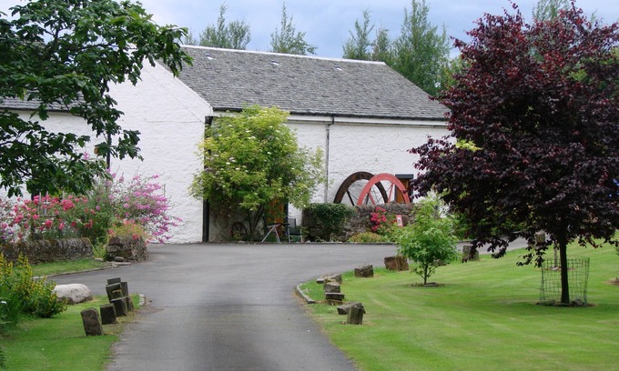 Alexandria Cottage | Peaceful relaxing cottages for 6 in stunning Loch Lomond setting - unique site.