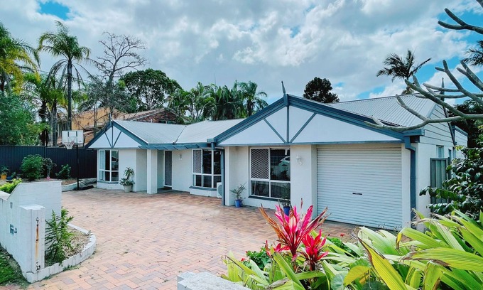 Hillcrest House | Peaceful, Relaxing Getaway 5 Bedroom House With Spa