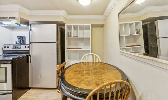 Bryn Mawr-Skyway House | Peaceful Retreat Near Parks & Lake 2 Bedroom Home by RedAwning