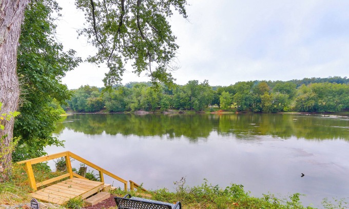 Berryville Apartment | Peaceful Riverfront Retreat w/Yoga & Art Studio!
