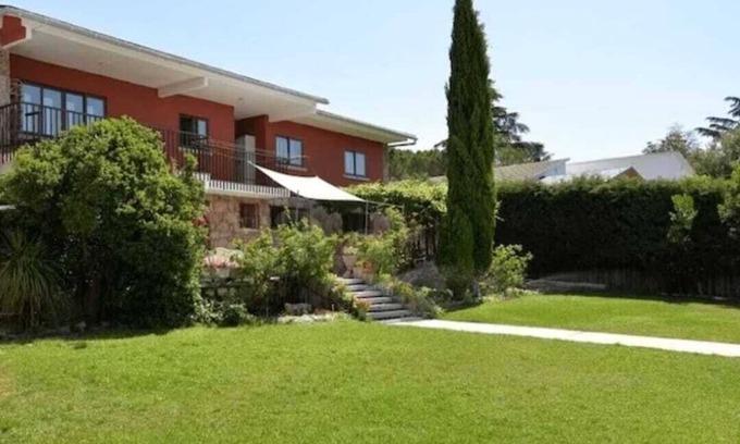 Galapagar Cottage | Pedriza-la casa de Galapagar, charming lodging, terrace and garden view