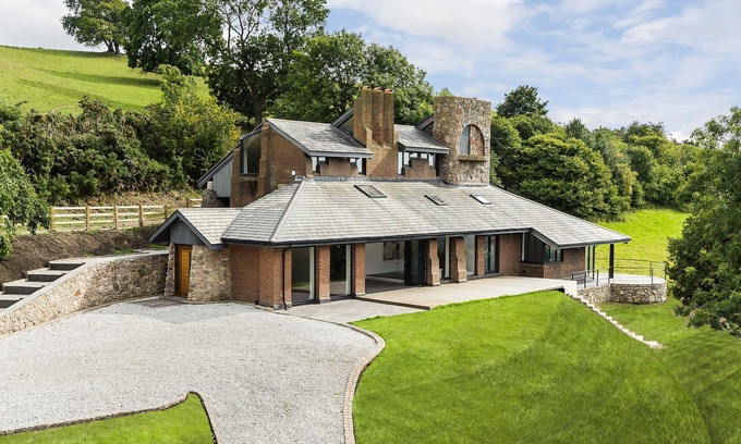 Hendrerwydd Cottage | PEN Y BRYN, family friendly, character holiday cottage in Denbigh