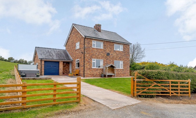 Llannefydd Cottage | PEN Y GAER, family friendly, with hot tub in Llannefydd