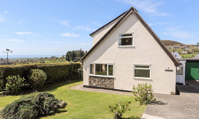 Mynytho Cottage | PEN Y GARTH, pet friendly, with a garden in Llanbedrog