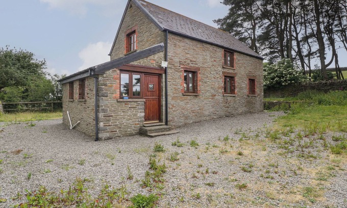 Ynysddu Cottage | PENRHIWARWYDD BARN, pet friendly, with a garden in Pontywaun