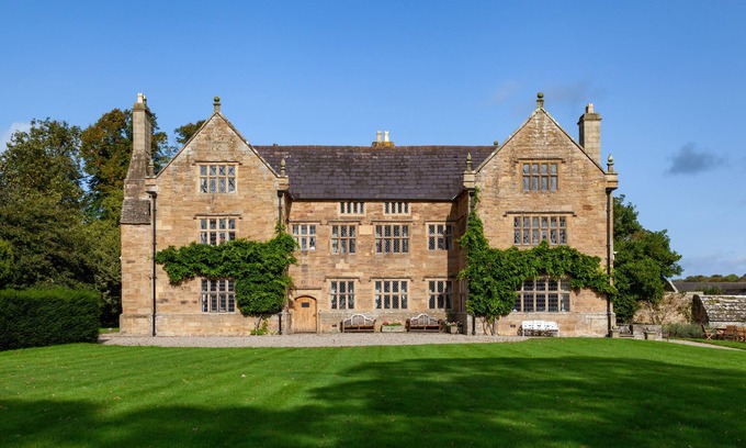 Mynydd Isa House | Pentrehobyn Hall sleeps 18