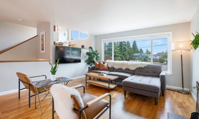 Shoreline House | Perch - Gathering Spot: Spacious 5BR home in Shoreline