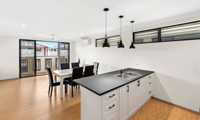 Portsmith Apartment | Perfect 2BR for Groups in Inner-City Suburb