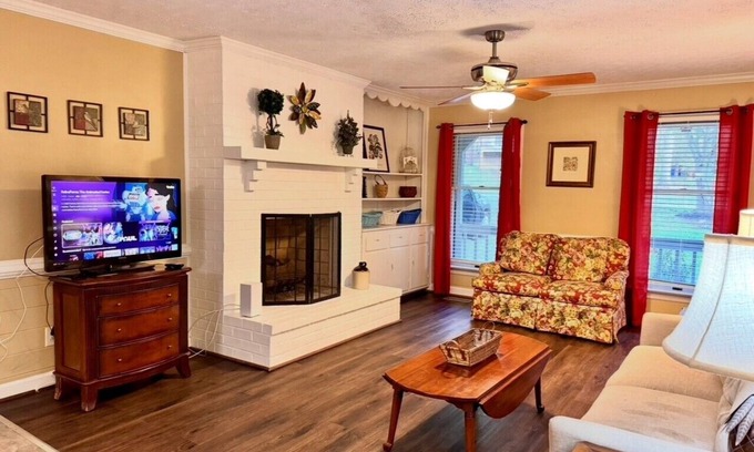 Bermuda House | Perfect for Extended Stays/Insurance/Fenced Yard/One Level/Pet Friendly